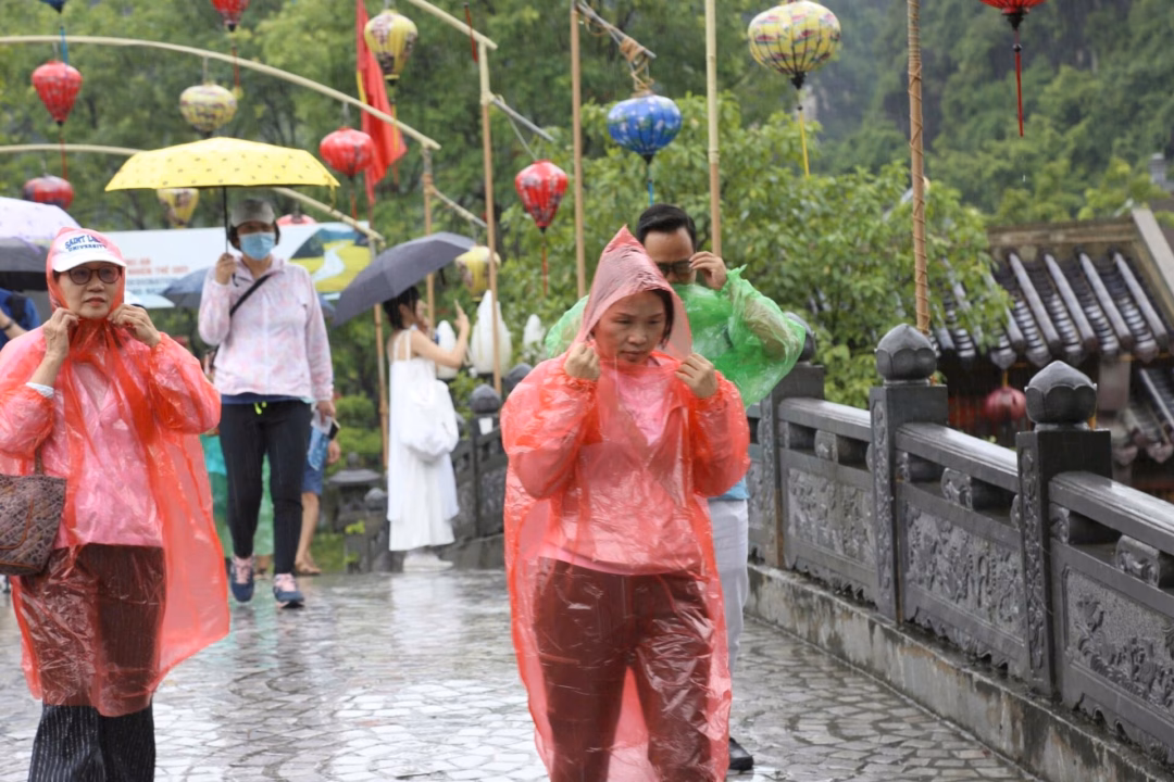 Ninh Bình tăng tốc phòng chống bão, ưu tiên bảo đảm an toàn du khách Chiều 19/7, mưa lớn kèm giông lốc đã khiến nhiều cây cối tại Ninh Bình bị gãy đổ. Ảnh Công an Ninh Bình