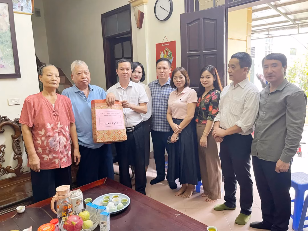 Pháo xịt sương mù giảm bụi mịn: Giải pháp ngắn hạn, không thể thay thế lâu dài Nhân kỷ niệm 78 năm Ngày Thương binh - Liệt sĩ (27/7/1947 - 27/7/2025), phường Đông Ngạc đã triển khai chuỗi hoạt động ý nghĩa. Từ khám, tư vấn sức khỏe miễn phí cho hơn 700 đối tượng chính sách, đến việc tổ chức các đoàn thăm hỏi, tặng quà gia đình người có công tiêu biểu, thể hiện sâu sắc truyền thống "Uống nước nhớ nguồn" và sự quan tâm toàn diện của Đảng bộ, chính quyền và nhân dân phường.