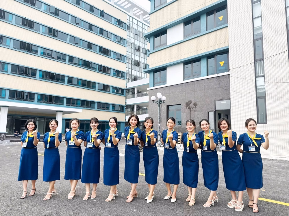 Cán bộ Y bác sĩ chụp ảnh tại tòa nhà mới 