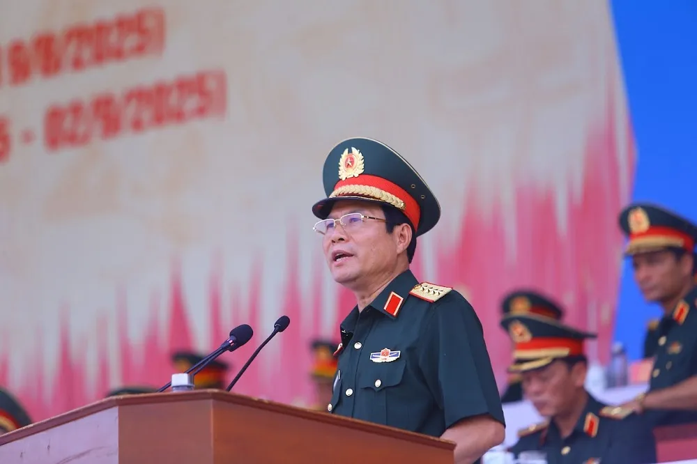 Đại tướng Nguyễn Tân Cương ghi nhận, đánh giá cao và biểu dương tinh thần trách nhiệm, kết quả, thành tích của các đơn vị tại tổng hợp luyện. Ảnh: PHI HÙNG.