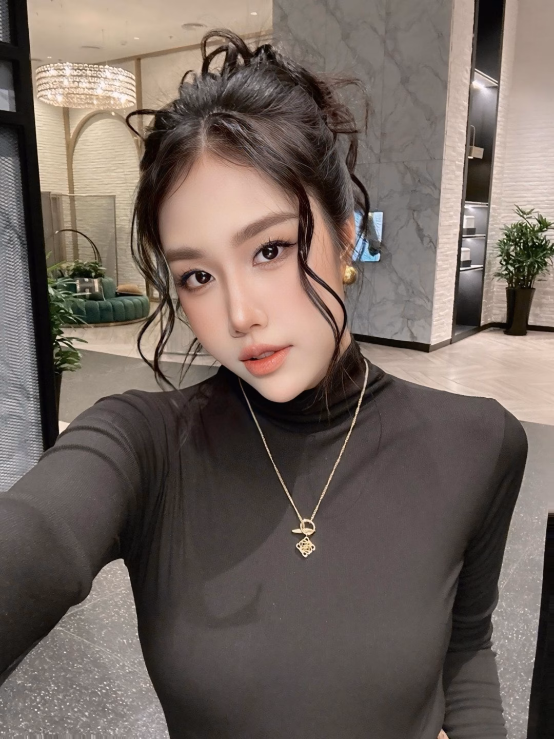 Khánh Chi nhận nhiều bình luận tiêu cực sau khi công khai chuyện có con trai với diễn viên Quang Minh.