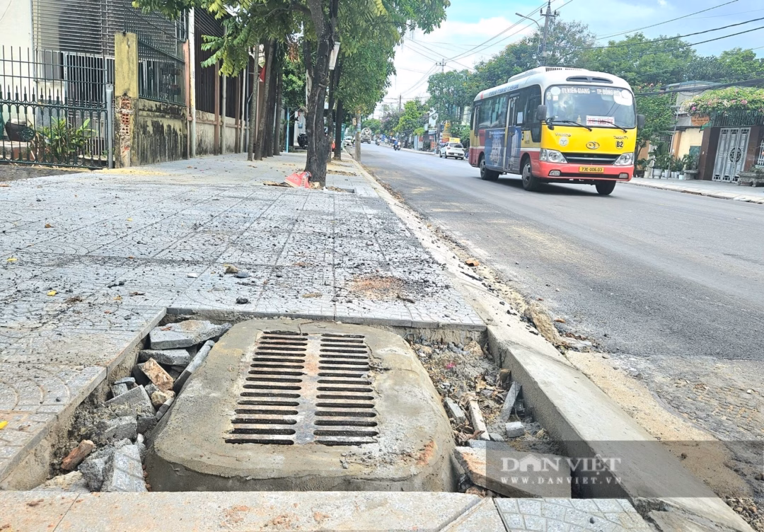 Hố ga thoát nước nằm ở vỉa hè đường Trần Quang Khải (phường Đồng Hới, tỉnh Quảng Trị), vào ngày 10/7, xảy ra trận mưa không lớn nhưng một lượng nước đã ứ đọng trên đường. Ảnh: Trần Anh