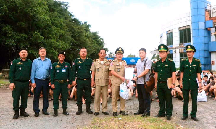Tây Ninh tiếp nhận 161 người từ Campuchia về qua cửa khẩu Mộc Bài Tây Ninh tiếp nhận thêm 161 người về từ các tổ chức lừa đảo ở Campuchia - Ảnh 2.