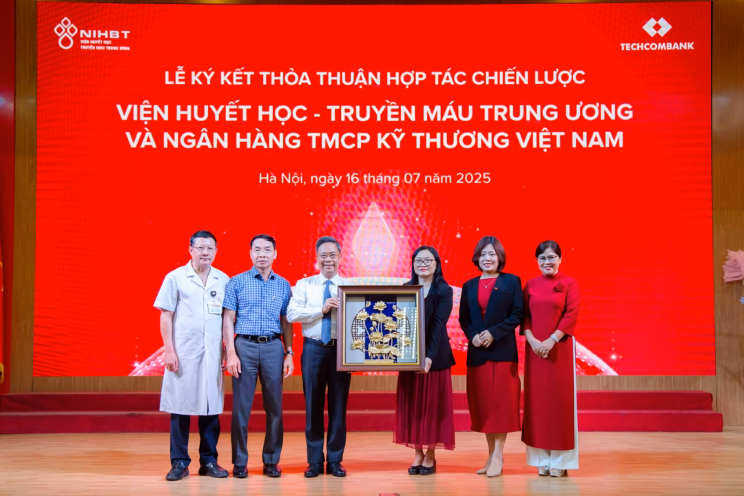 Techcombank hỗ trợ Viện Huyết học chuyển đổi số bằng giải pháp công nghệ toàn diện Ban lãnh đạo Viện Huyết học – Truyền máu TW tặng quà cho Ngân hàng Techcombank
