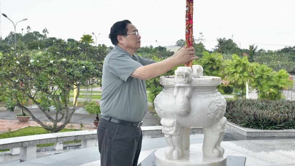 Thủ tướng Phạm Minh Chính dâng hương tại Lăng Thoại Ngọc Hầu và Miếu Bà Chúa Xứ núi Sam