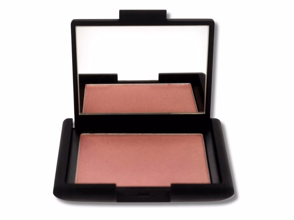 Tia Carrere chia sẻ bí quyết chăm sóc da và những câu chuyện lạ với người hâm mộ To replicate Tia’s subtle cheek glow, you’ll need this NARS blush in Orgasm. Picture: Amazon Australia