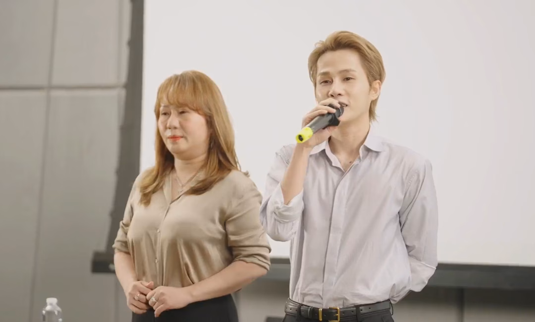 Vài năm nữa, liệu Sol sẽ cảm giác thế nào khi xem lại livestream ba và nội "tố cáo" mẹ mình...