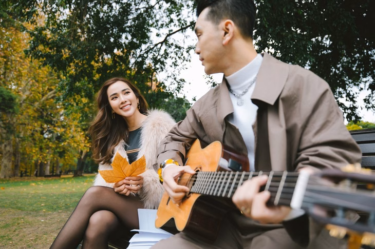 Ưng Hoàng Phúc hạnh phúc khi giúp khán giả sống lại thời thanh xuân với ca khúc kiểu thập niên 2000.