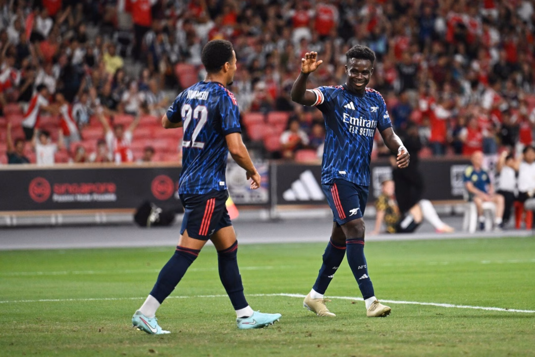 Ngay sau đó, Arsenal vươn lên 2-1 khi hậu vệ Newcastle phá bóng về lưới nhà