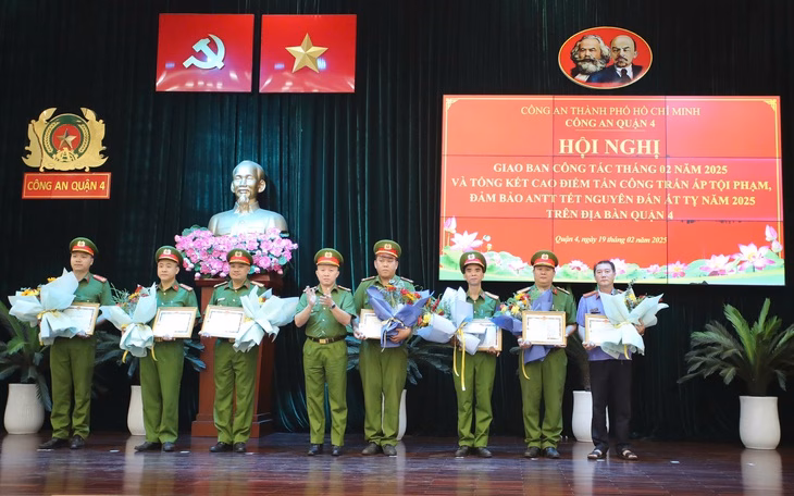 Bắt giữ đối tượng tàng trữ trái phép 2 khẩu súng và 19 viên đạn Người đàn ông mang 2 khẩu súng đã lên đạn bị bắt ở biên giới Quảng Trị - Ảnh 3.