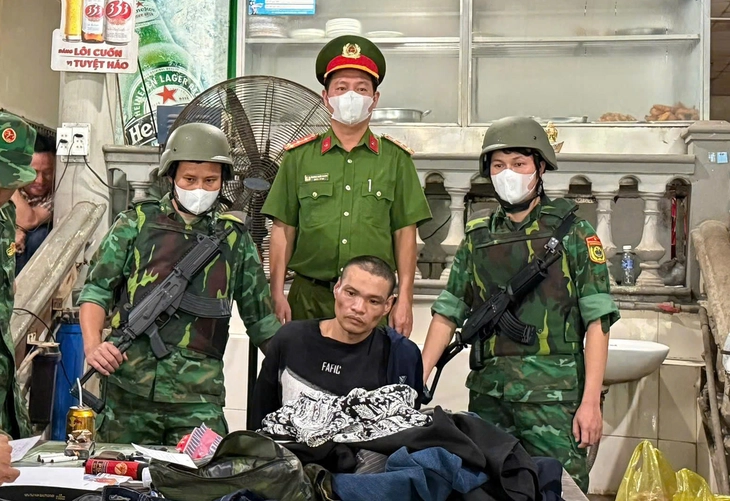 Bắt giữ đối tượng tàng trữ trái phép 2 khẩu súng và 19 viên đạn Quỳnh vừa bị bắt vì tàng trữ súng quân dụng - Ảnh: H.T