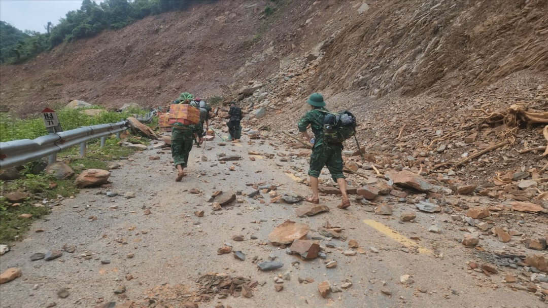 Bộ đội Biên phòng Nghệ An cấp cứu, hỗ trợ người dân 2 bản bị cô lập do bão lũ Do nhiều đoạn đường sạt lở nghiêm trọng nên cán bộ, chiến sĩ phải gánh lương thức đến điểm tập kết