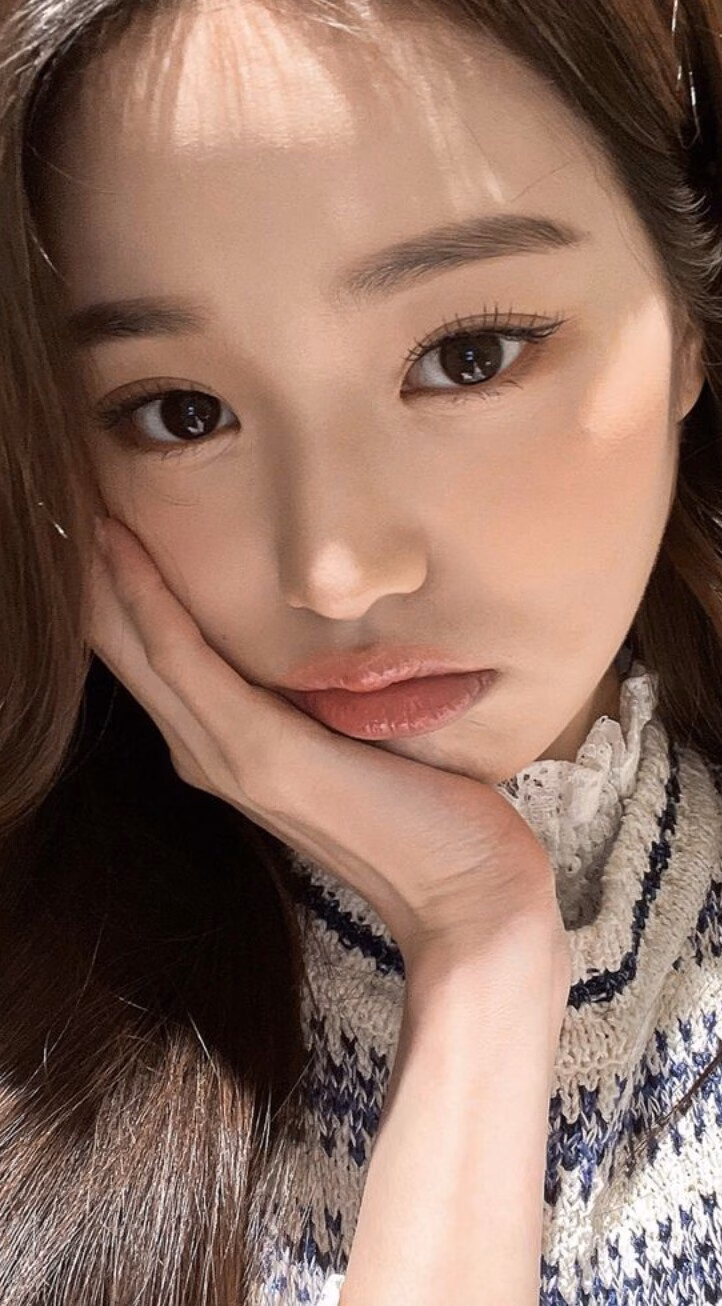Cách Jang Won Young duy trì làn da mịn màng với serum Theo chia sẻ, bí quyết giúp mỹ nhân xứ Hàn duy trì làn da mịn màng, căng bóng đến từ việc thoa serum nhiều lần trong ngày để cấp ẩm, hạn chế tình trạng da bị bong tróc.