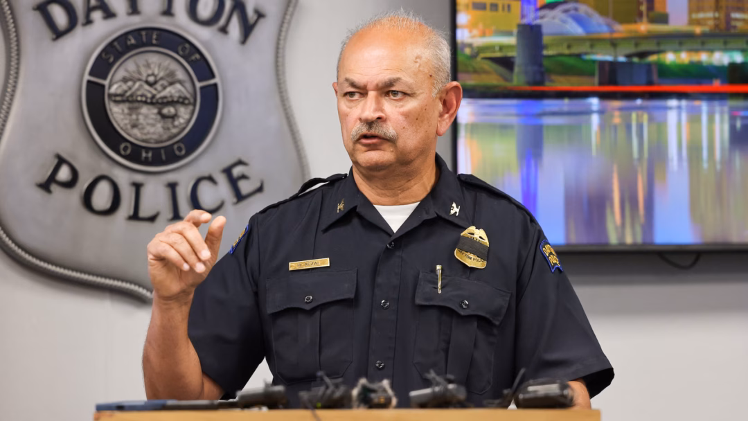 Cảnh sát Mỹ bắn chết người đàn ông sau một vụ tai nạn giao thông Dayton Police Chief Kamran Afzal speaks during a news conference on Friday, July 25 at the department's headquarters in downtown Dayton. Afzal provided an update on an officer-involved shooting that occurred Thursday near West Third Street. BRYANT BILLING / STAFF