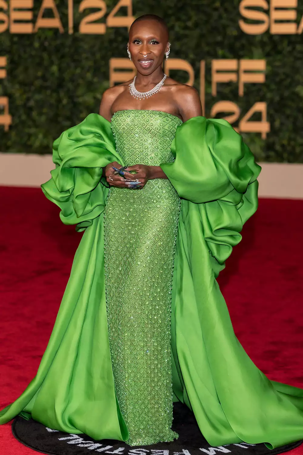 Chiều cao của Ariana Grande, Jonathan Bailey và Kim Kardashian Cynthia Erivo attends the Opening Ceremony of The Red Sea International Film Festival 2024 on December 05, 2024 in Jeddah, Saudi Arabia.