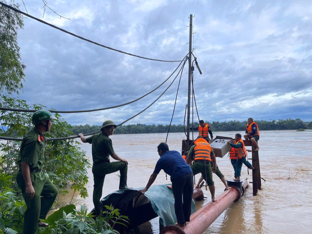 Công an Nghệ An dốc sức giúp dân vượt qua hậu quả mưa lũ Di chuyển tài sản ra khỏi vùng lũ.