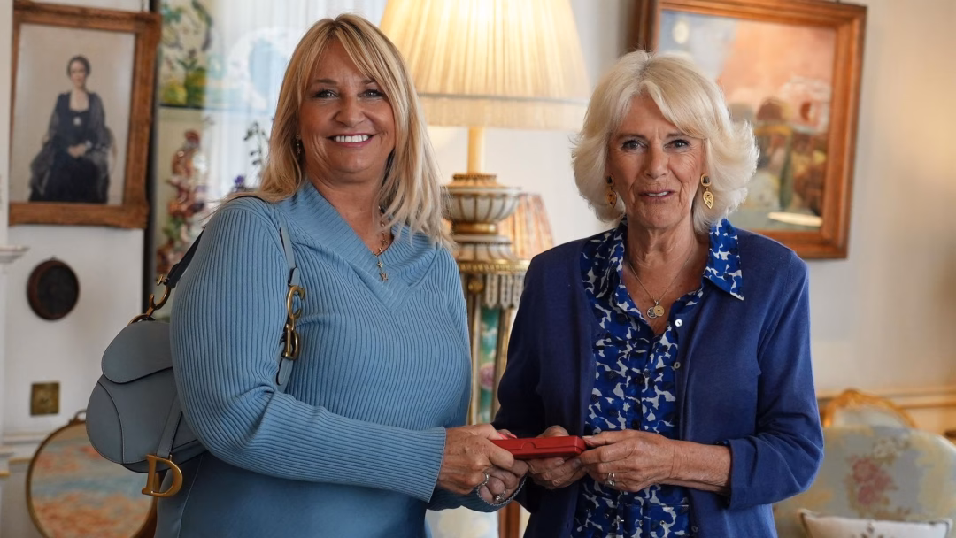 Công nương Camilla bật mí bí quyết chống lão hóa với liệu pháp facial bằng nọc độc ong Deborah Mitchell and Queen Camilla