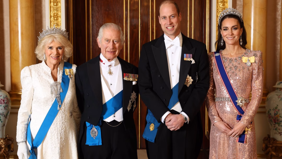 Công nương Camilla bật mí bí quyết chống lão hóa với liệu pháp facial bằng nọc độc ong Queen Camilla, King Charles III, Prince William, Prince of Wales and Catherine, Princess of Wales pose for a photograph at Buckingham Palace