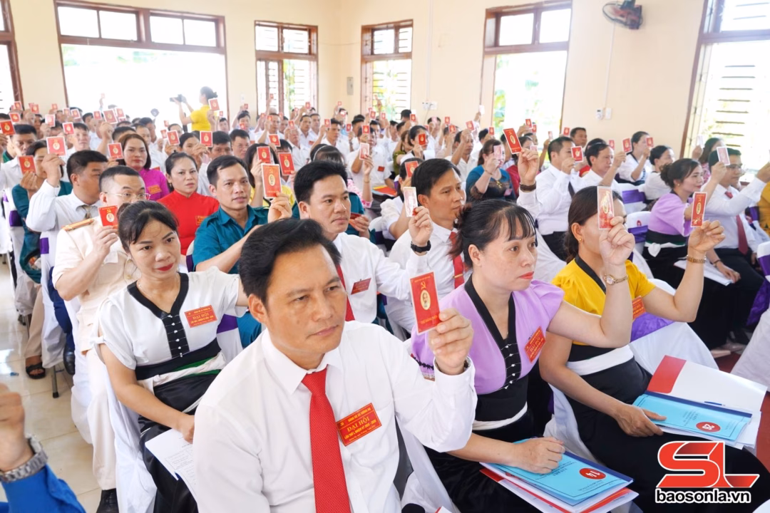 Các đại biểu biểu quyết thông qua nghị quyết Đại hội.