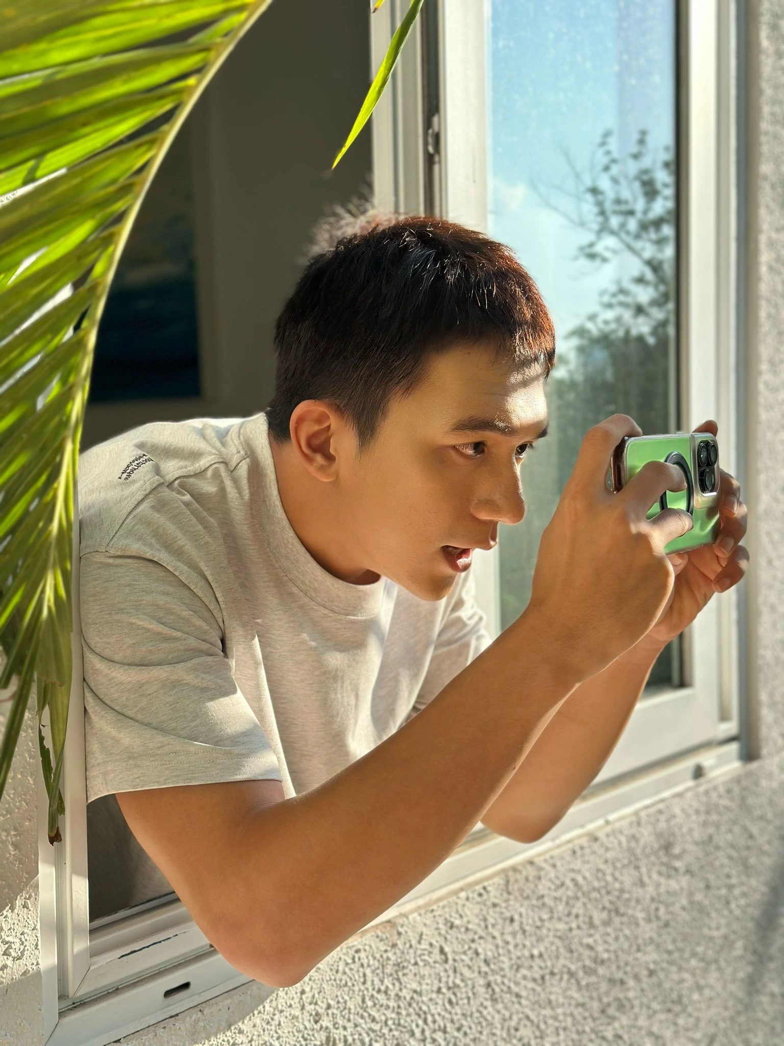 Diễn viên trẻ cảm xúc khi vào vai chiến sĩ trong Mưa đỏ Đỗ Nhật Hoàng hiện đang được đánh giá là gương mặt tiềm năng, rất phù hợp để tiếp nối, phát triển sự nghiệp trong dòng phim cách mạng Việt Nam