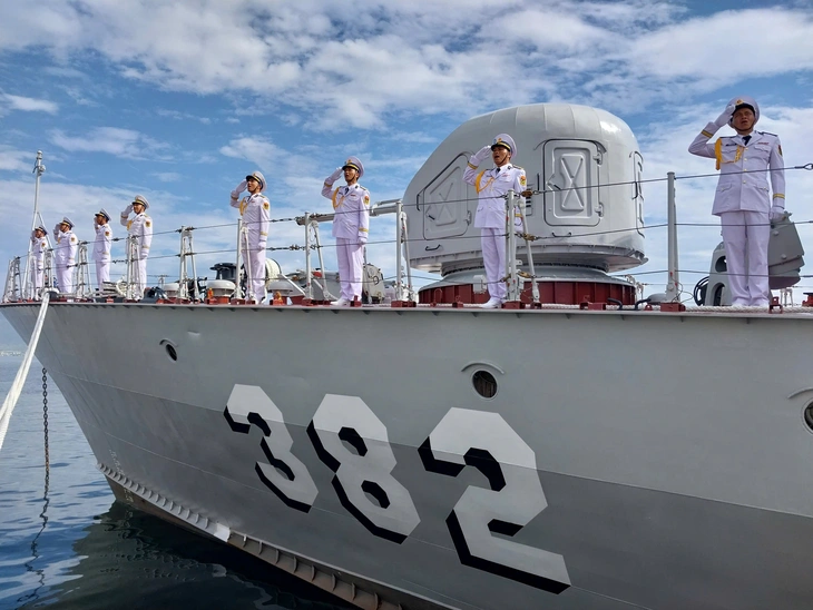 Diễu binh lực lượng vũ trang trên biển tại Khánh Hòa với sự tham gia của tàu ngầm Kilo Luyện tập động tác chào trên biển - Ảnh: Quân chủng Hải quân