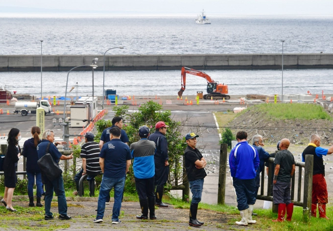 Người dân sơ tán lên vùng đất cao ở thị trấn Rausu, tỉnh Hokkaido. Ảnh: