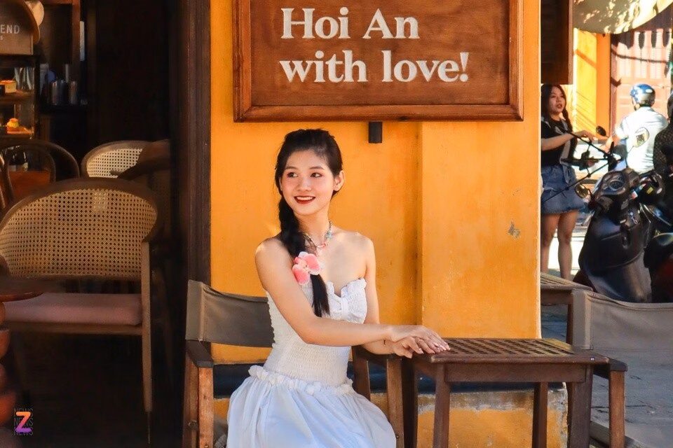 Du lịch Đà Nẵng dẫn đầu điểm đến nội địa mùa hè, Nhật Bản được ưa chuộng nhất Du khách nước ngoài mặc kimono truyền thống tạo dáng chụp ảnh tại chùa Sensoji ở quận Asakusa - điểm du lịch nổi tiếng ở Tokyo, Nhật Bản, ngày 10/3. Ảnh: Reuters.