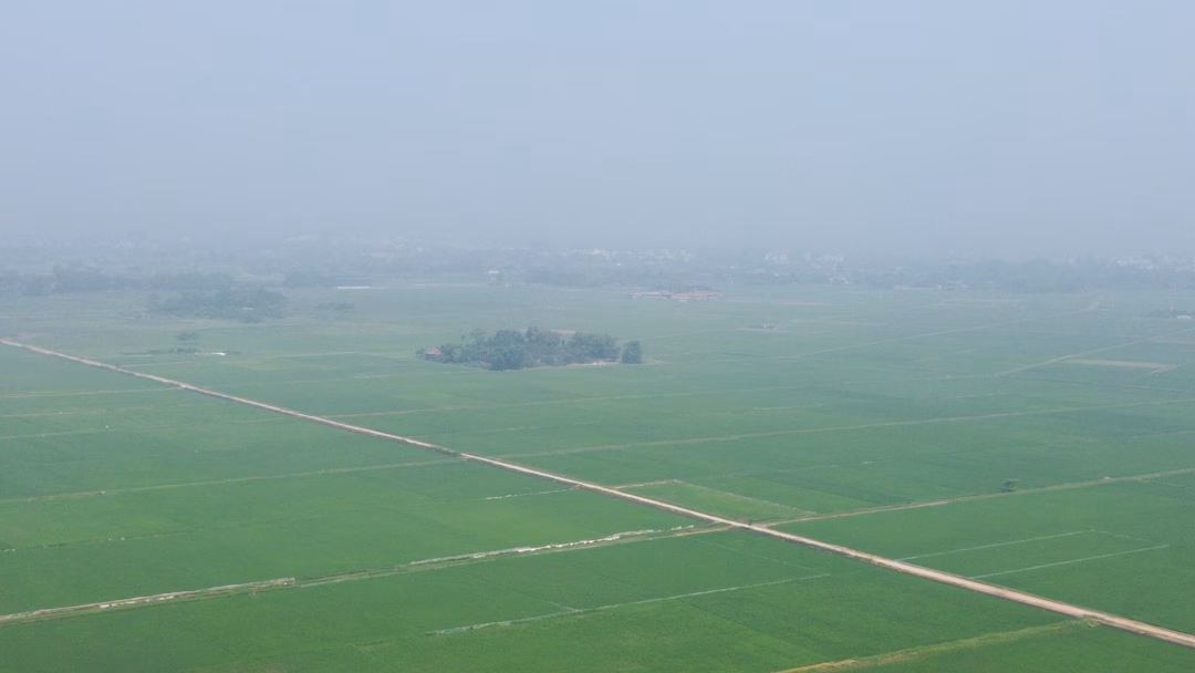 Hà Nội mịt mù trong ngày đứng đầu thế giới về ô nhiễm không khí Con đường đi qua xã Mỹ Đức cũng mù mịt khói bụi, nhiều dãy núi từ xa bị che khuất