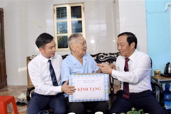 Hải Phòng: Nâng cao kỹ năng thực hiện dịch vụ công cho người dân Đồng chí Phó Bí thư Thành uỷ, Chủ tịch HĐND thành phố Lê Văn Hiệu thăm và tặng quà người có công với cách mạng tại xã Nguyễn Lương Bằng