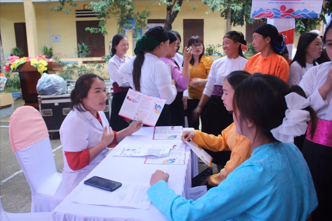 Hỗ trợ gần 7.000 bà mẹ dân tộc thiểu số sinh đẻ an toàn Chị em phụ nữ DTTS ở Hà Giang được tập huấn kiến thức làm mẹ an toàn và chăm sóc sức khỏe trẻ em