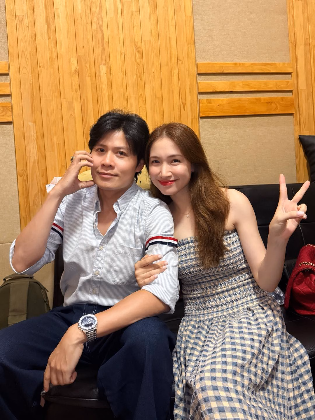 Hòa Minzy bị chỉ trích vì cách xưng hô với chồng Công Lý trong clip gây bão mạng Ca sĩ Hòa Minzy thân thiết nhạc sĩ Nguyễn Văn Chung, chuẩn bị ra sản phẩm kết hợp.