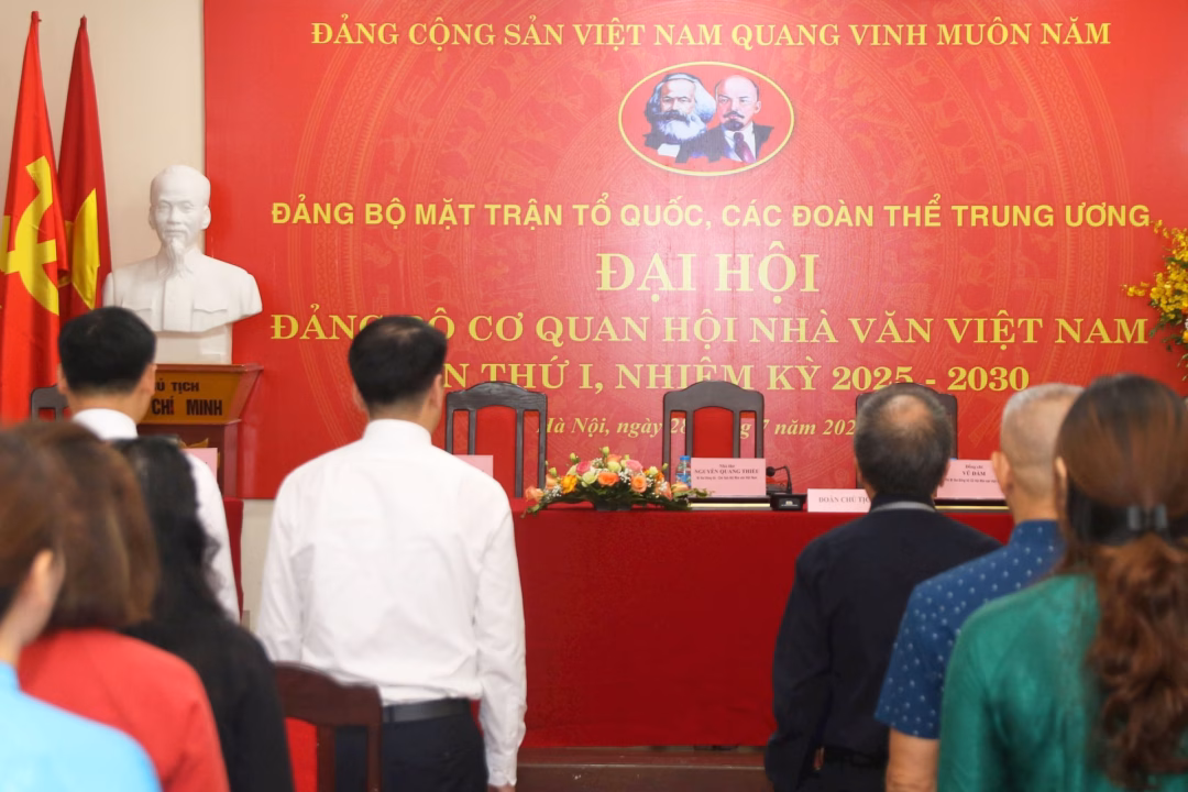 Đại biểu thực hiện nghi thức chào cờ tại Đại hội. Ảnh: Tiến Đạt.