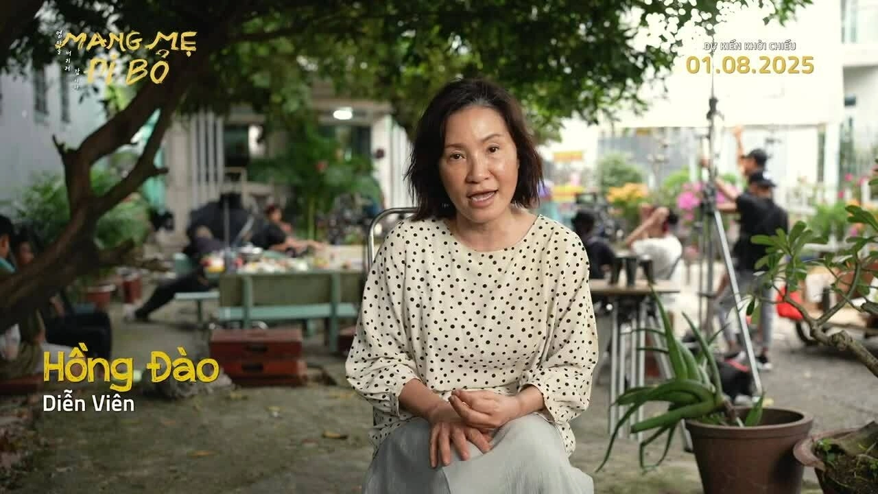Hồng Đào hóa thân người mẹ bị Alzheimer trong hậu trường phim Mang mẹ đi bỏ. Video: Đoàn phim cung cấp
