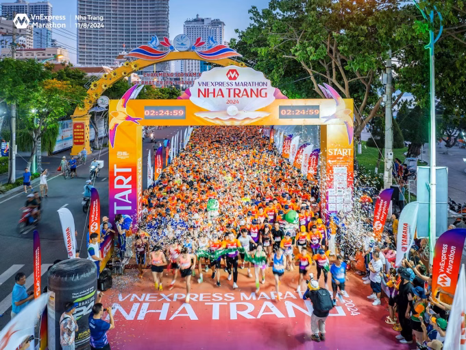 VĐV xuất phát tại VnExpress Marathon Nha Trang 2024. Ảnh: VnExpress Marathon