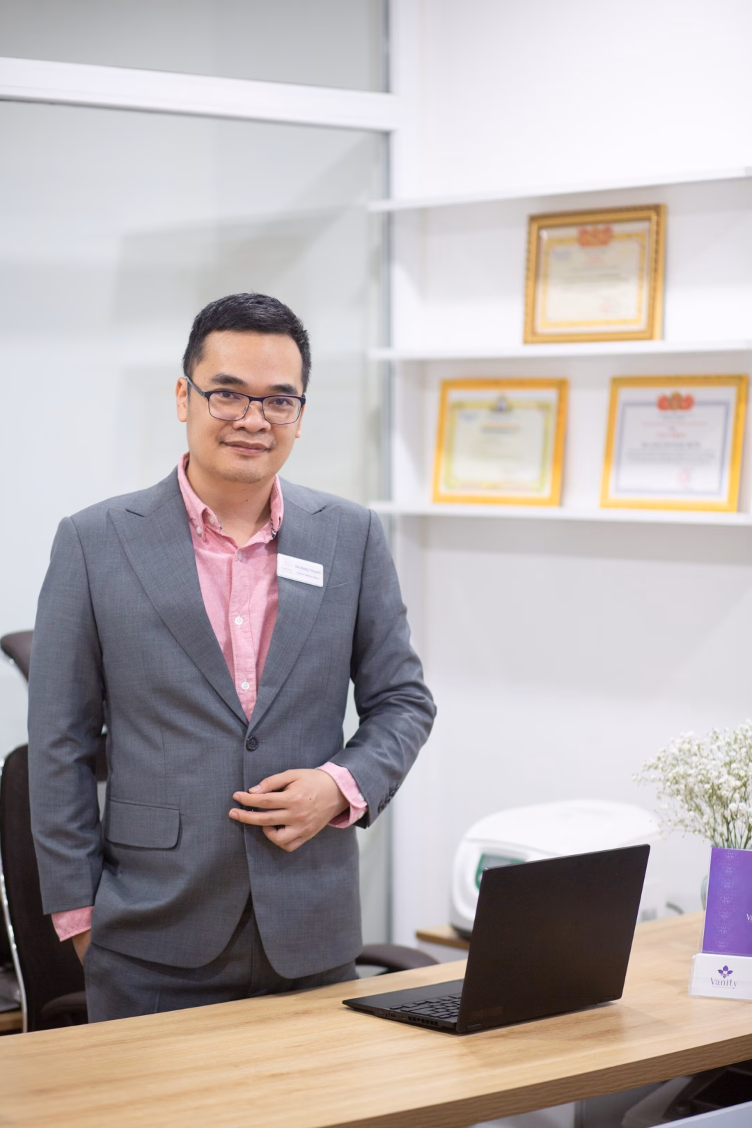 Khởi nghiệp làm đẹp: Hành trình tạo dựng niềm tin của bác sĩ thẩm mỹ Rất nhiều nghệ sĩ, đặc biệt là những người quan tâm đến việc làm đẹp an toàn và giảm cân lành mạnh tại thẩm mỹ Vanity.
