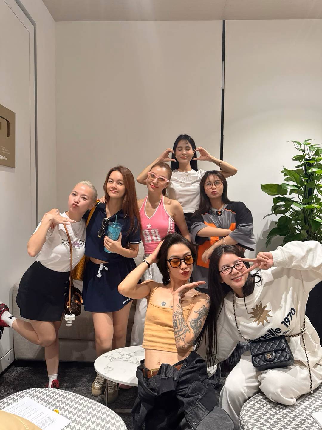 Kiều Anh thường xuyên xuất hiện bên nhóm của Xuân Nghi, Misthy, Hạnh Sino... Tuy nhiên giữa các chị đẹp vẫn rất thân thiết chứ không căng thẳng như lời đồn