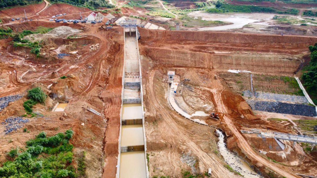 Đến tháng 7/2023, nhiều vết nứt rộng tới 50cm xuất hiện, lan vào khu vực thiết kế đường tránh ngập, kéo theo hiện tượng sụt lún