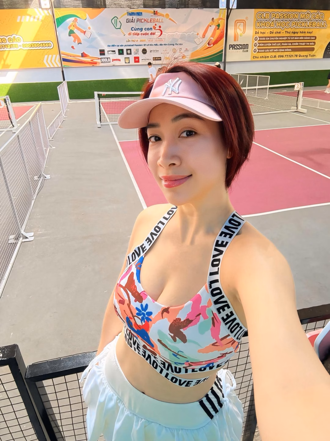 Mai Phương Thúy diện đồ sexy chơi tennis, NSND Tự Long lên tiếng bảo vệ vở chèo về Đại Tướng Võ Nguyên Giáp Ca sĩ Pha Lê khoe dáng với bra thể thao.