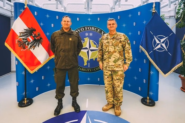 Mặc dù Áo tham gia hợp tác quốc phòng với EU và Đối tác vì Hòa bình của NATO, nhưng nước này chưa bao giờ theo đuổi tư cách thành viên đầy đủ trong liên minh. Ảnh: KFOR