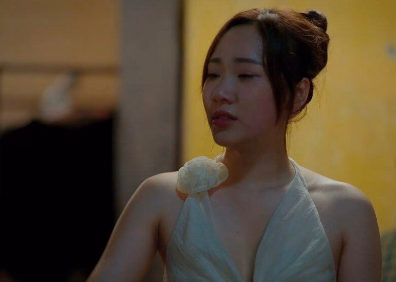 Cô có màn than thân trách phận khiến người xem ngao ngán thay vì đồng cảm.