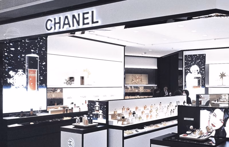 Nhan viên Chanel Beauty ‘thượng cẳng chân, hạ cẳng tay’ với khách hàng