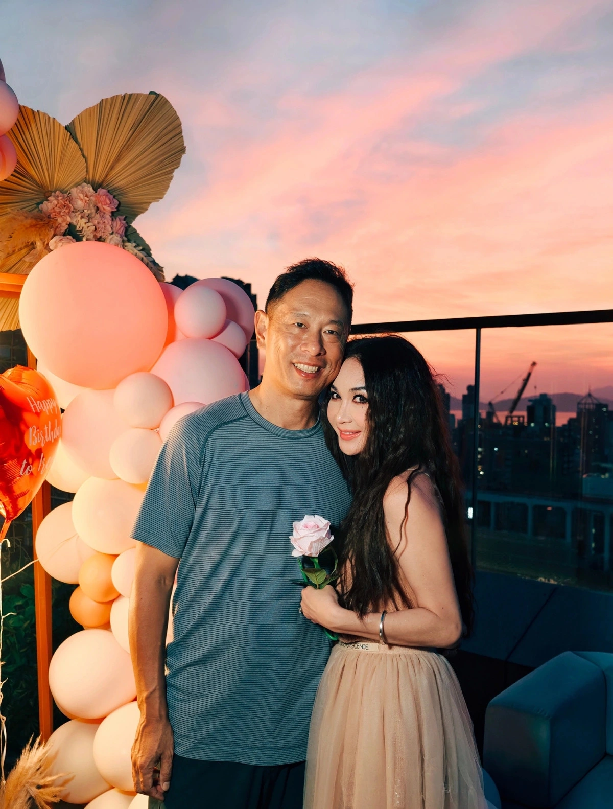 Ôn Bích Hà được chồng tổ chức tiệc sinh nhật hôm 27/7, mời người thân, bạn bè tham dự. Ảnh: Weibo