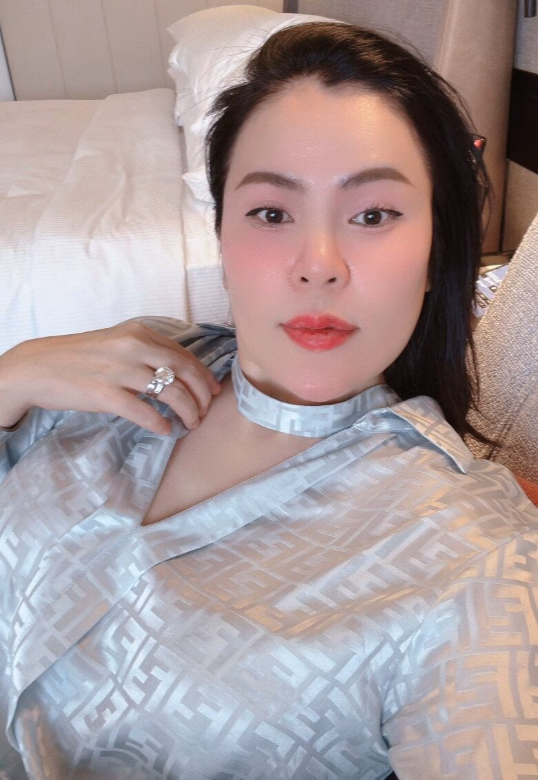 Phương Lê mang bầu con thứ 4, diện đồ sang chảnh ‘sưu tầm’ khoảnh khắc đẹp bên NSƯT Vũ Luân Hiện cô đang ở tháng thứ 6 thai kỳ.