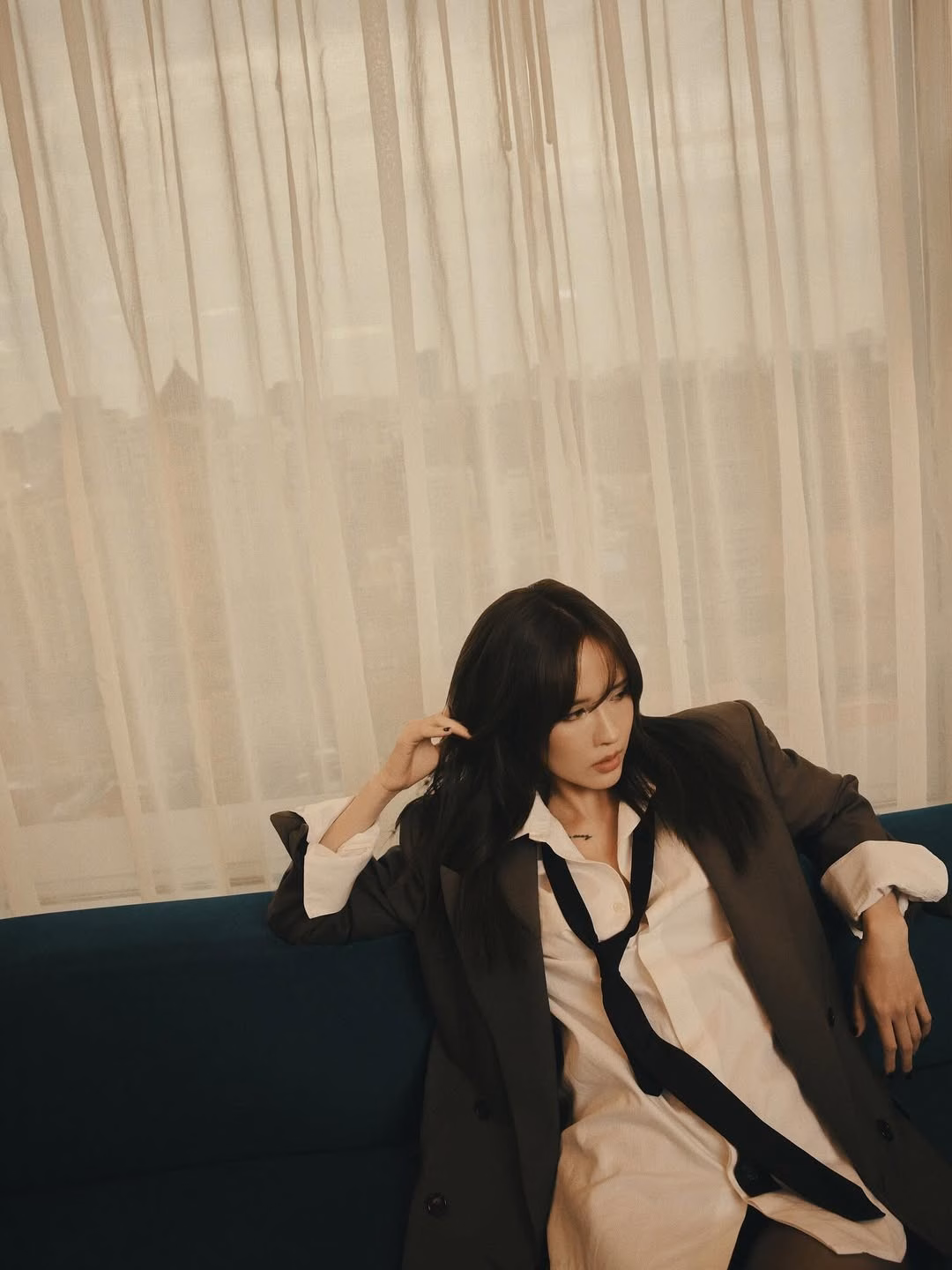 Thiều Bảo Trâm lên đời visual, khoe phong cách ‘tổng tài’ cực mê Cô nàng tự tin tạo dáng với nhiều biểu cảm khác nhau, từ trầm tư, suy tư đến đầy thách thức, ánh mắt sắc lẹm, toát lên vẻ bí ẩn và quyến rũ.