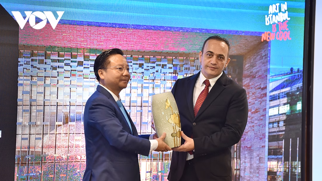 Ông Trương Quốc Hùng tặng quà lưu niệm cho ông Mustafa Korkutata, Tham tán Du lịch và Văn hóa của Đại sứ quán Thổ Nhĩ Kỳ tại Malaysia (phụ trách thị trường Việt Nam).