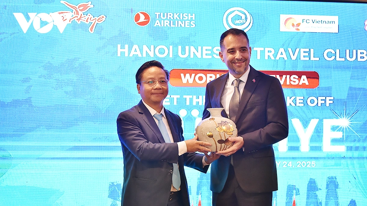 Ông Trương Quốc Hùng tặng quà lưu niệm cho Đại sứ Korhan Kemik.