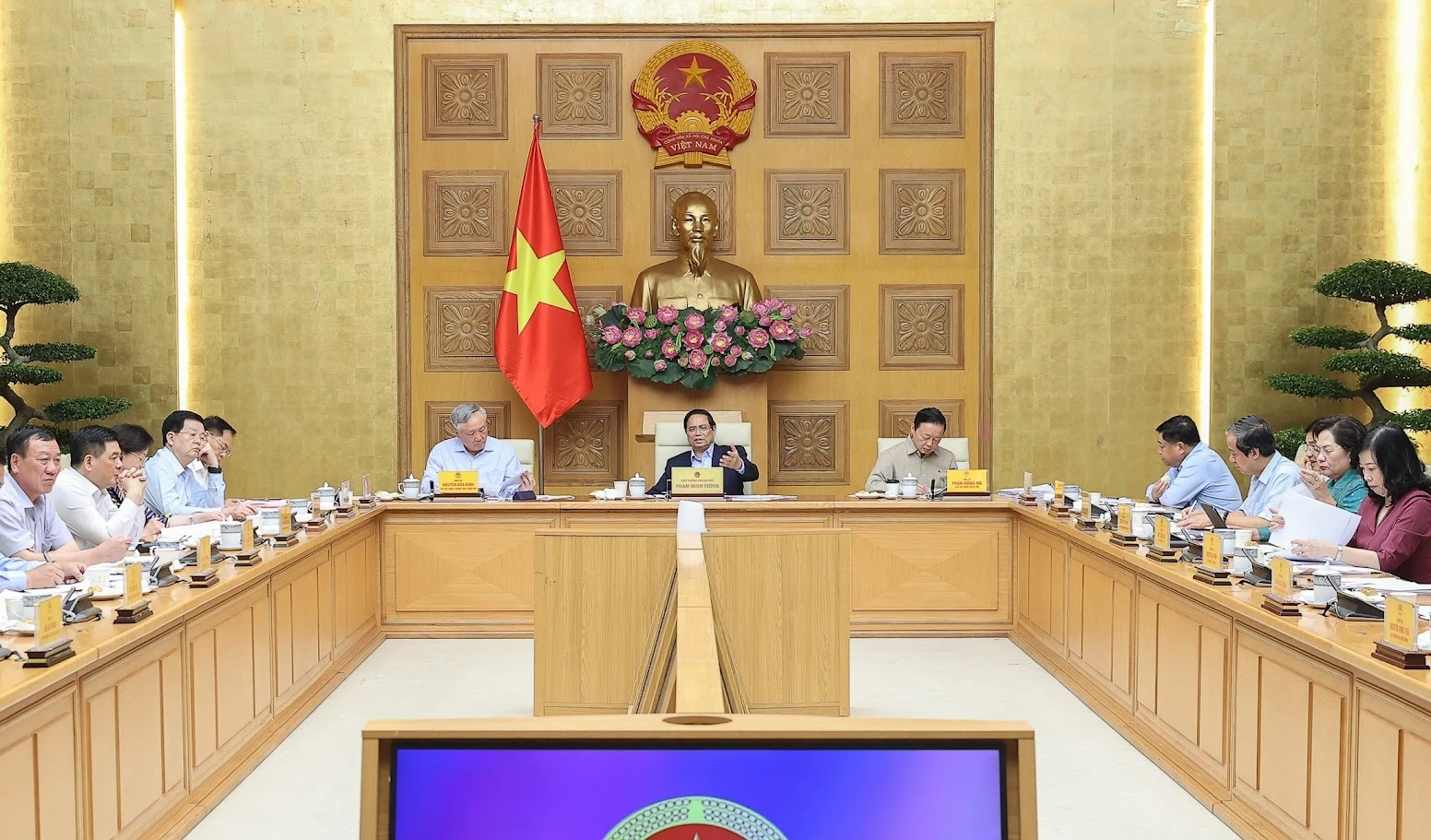 Toàn cảnh hội nghị đánh giá kết quả sắp xếp tổ chức bộ máy bên trong của các bộ, ngành và sơ kết 1 tháng vận hành chính quyền địa phương 2 cấp. Ảnh: VGP.