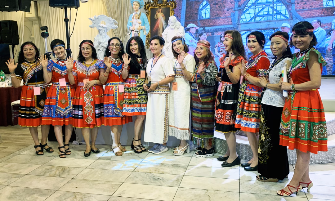 Ban tiếp tân tiệc gây quỹ xây nhà thờ Sa Loong trong y phục Tây Nguyên. (Hình: Lâm Hoài Thạch/Người Việt)