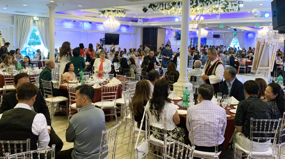 Đông đảo đồng hương đến dự tiệc tại nhà hàng Golden Sea Restaurant, Anaheim, gây quỹ xây nhà thờ Sa Loong. (Hình: Lâm Hoài Thạch/Người Việt)