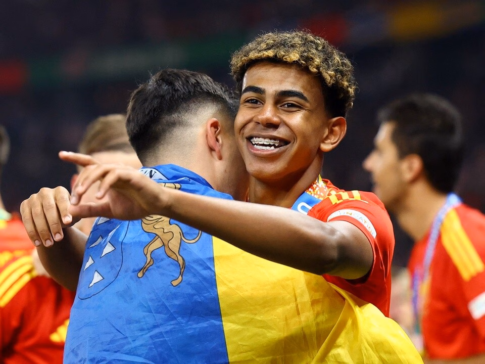 Tiền vệ trẻ Barcelona trở thành cầu thủ giá trị nhất thế giới Tottenham tinh gay bat ngo voi Mainoo hinh anh